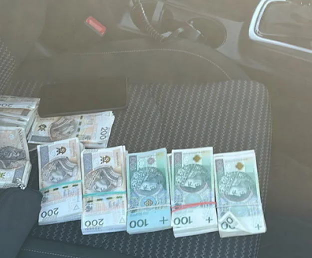 Złapali „odbieraka” z gotówką w taksówce. Wiózł 100 tysięcy złotych skradzionych seniorom - zdjęcie główne