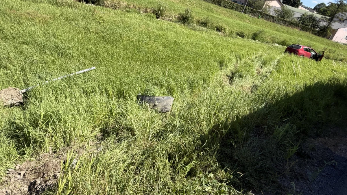 Samochód wypadł z drogi w stronę koryta rzeki