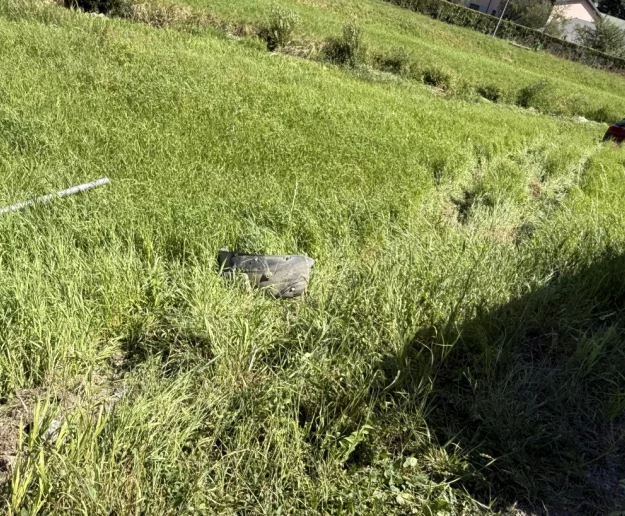 Samochód wypadł z drogi w stronę koryta rzeki - zdjęcie główne