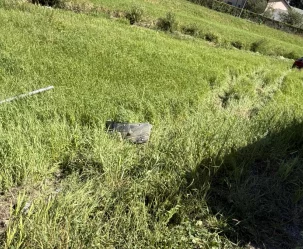 Samochód wypadł z drogi w stronę koryta rzeki - zdjęcie główne