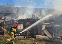 Pożar stodoły w Mszanie Dolnej. Strażacy obronili pobliski dom - zdjęcie główne