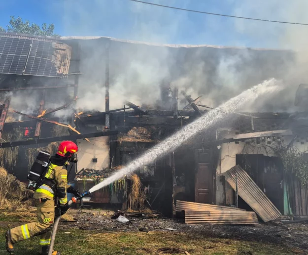 Pożar stodoły w Mszanie Dolnej. Strażacy obronili pobliski dom - zdjęcie główne