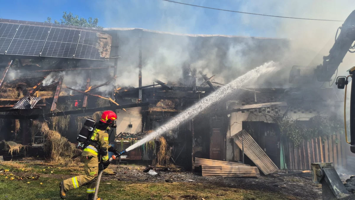 Strażak walczy z pożarem stodoły w Mszanie Dolnej