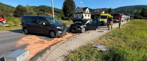 Czołowe zdarzenie w Laskowej - 9 osób w tym 5 dzieci  - zdjęcie główne