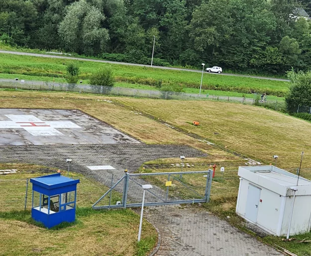 Śmigłowce LPR przez kilka miesięcy będą lądować na boisku - zdjęcie główne