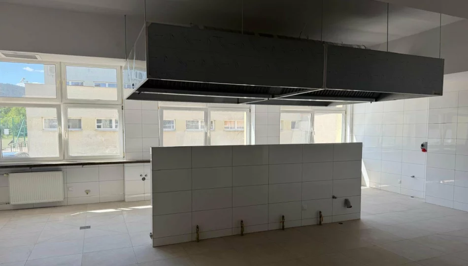 Nowoczesna kuchnia w Zespole Szkolno-Przedszkolnym nr 4 w Limanowej - zdjęcie 1