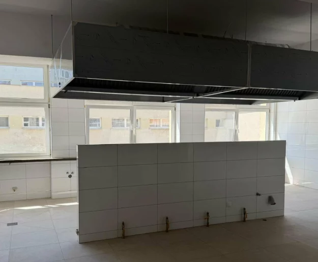 Nowoczesna kuchnia w Zespole Szkolno-Przedszkolnym nr 4 w Limanowej - Zdjęcie główne