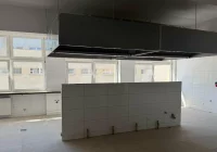 Nowoczesna kuchnia w Zespole Szkolno-Przedszkolnym nr 4 w Limanowej - zdjęcie główne