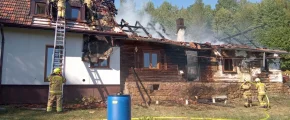 Ogień trawił dom, w środku była czwórka osób, w tym troje dzieci - zdjęcie główne
