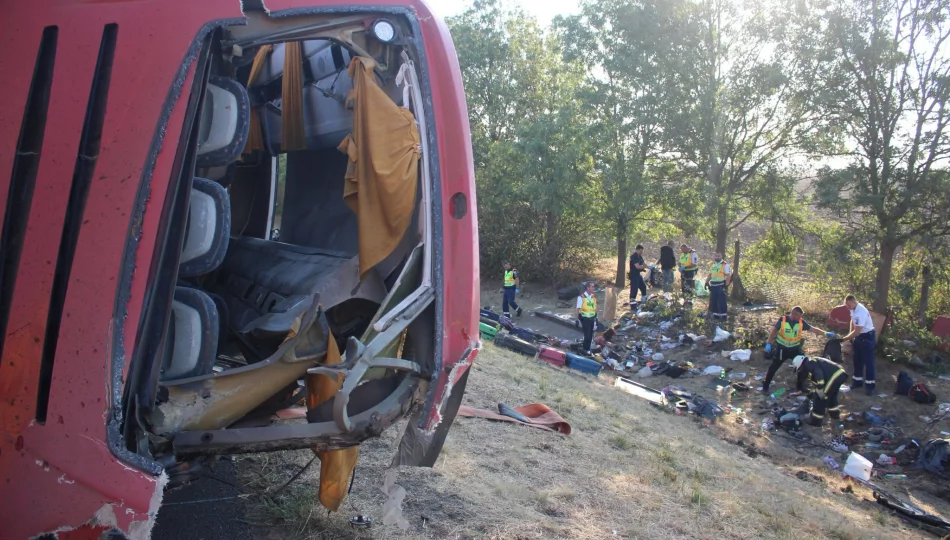 Wypadek autokaru na Węgrzech: 12 osób zginęło, 10 jest w bardzo ciężkim stanie - zdjęcie 1
