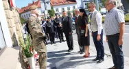 Kwiaty i znicze przed wyjątkową tablicą (ZDJĘCIA) - zdjęcie 2