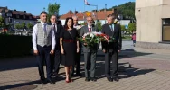Kwiaty i znicze przed wyjątkową tablicą (ZDJĘCIA) - zdjęcie 5