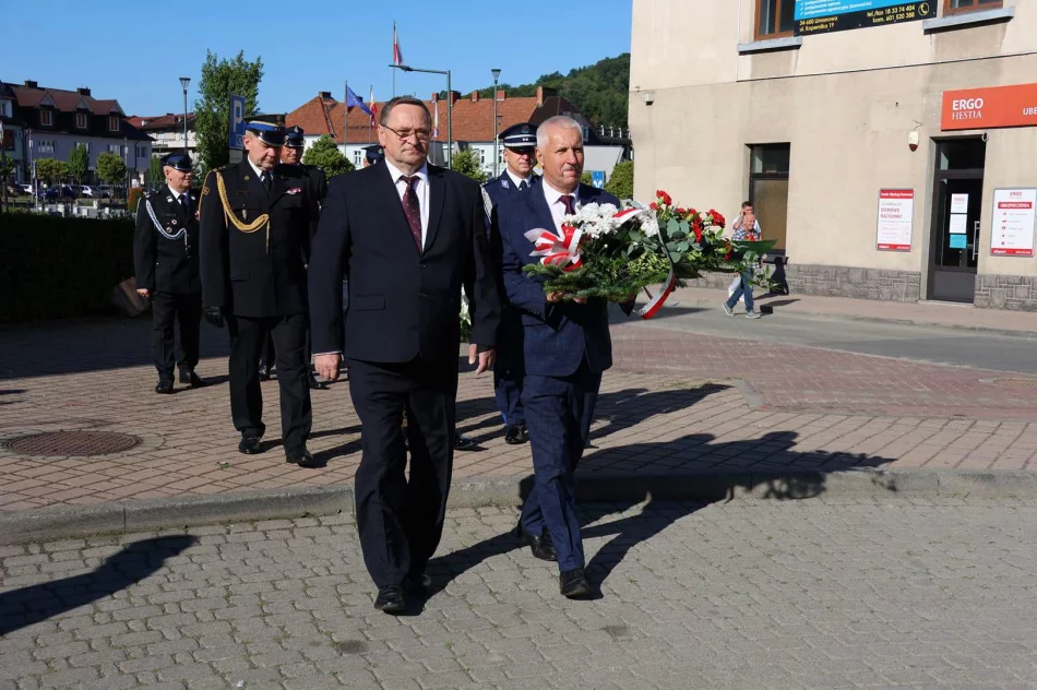 Kwiaty i znicze przed wyjątkową tablicą (ZDJĘCIA) - zdjęcie 8