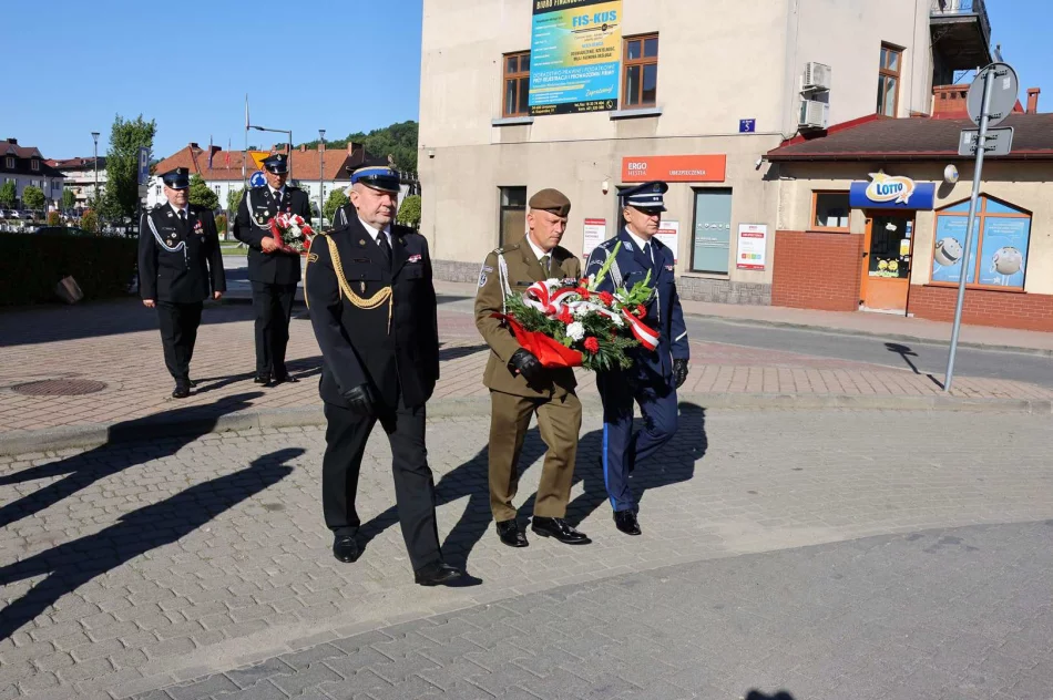 Kwiaty i znicze przed wyjątkową tablicą (ZDJĘCIA) - zdjęcie 11