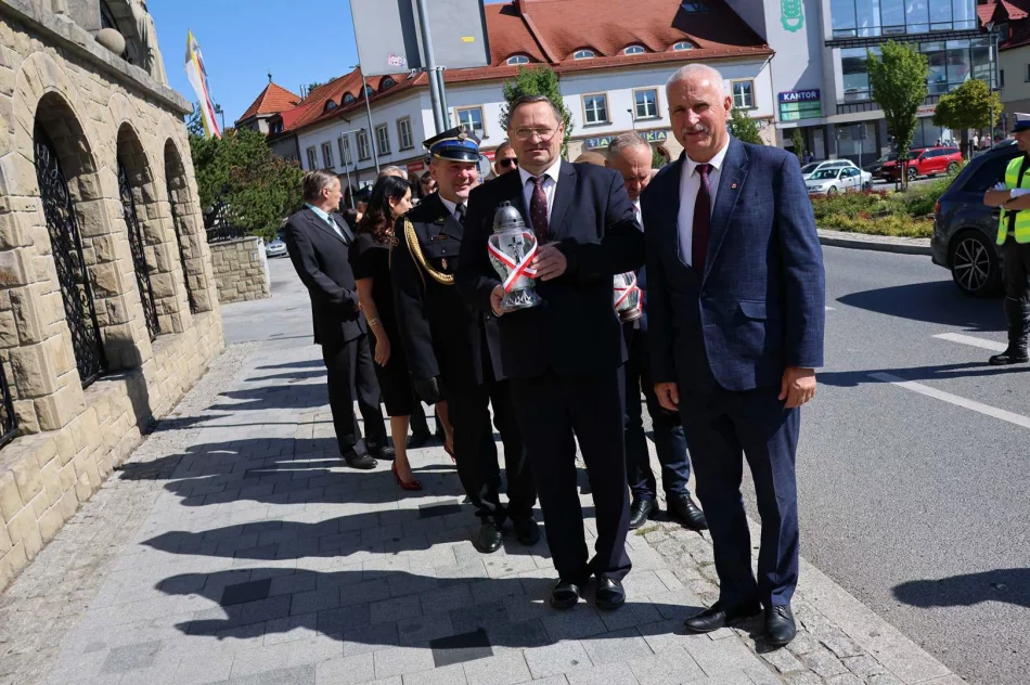 Kwiaty i znicze przed wyjątkową tablicą (ZDJĘCIA) - zdjęcie 18