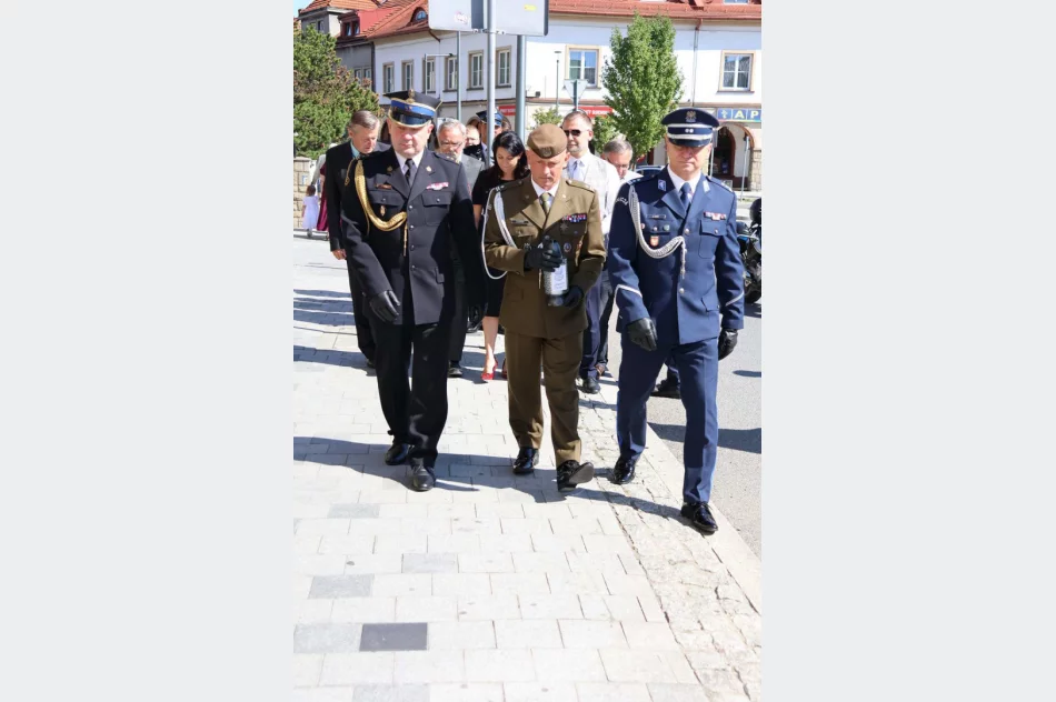 Kwiaty i znicze przed wyjątkową tablicą (ZDJĘCIA) - zdjęcie 23