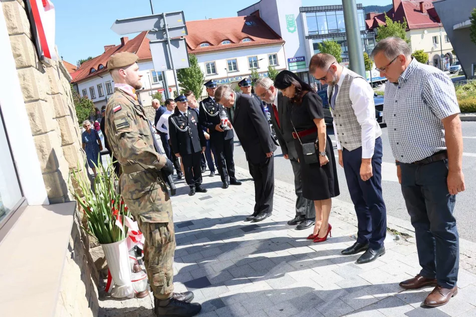 Kwiaty i znicze przed wyjątkową tablicą (ZDJĘCIA) - zdjęcie 26