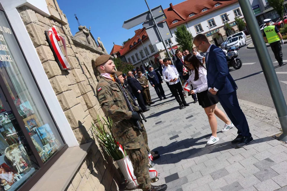 Kwiaty i znicze przed wyjątkową tablicą (ZDJĘCIA) - zdjęcie 28