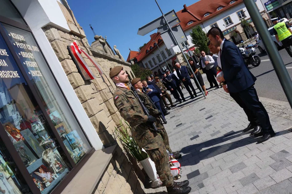 Kwiaty i znicze przed wyjątkową tablicą (ZDJĘCIA) - zdjęcie 30