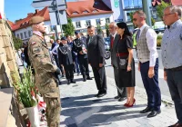 Kwiaty i znicze przed wyjątkową tablicą (ZDJĘCIA) - zdjęcie główne