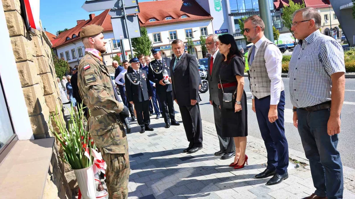 Delegacje składające kwiaty podczas uroczystości w Limanowej