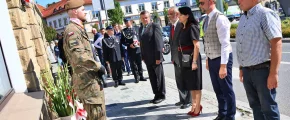Kwiaty i znicze przed wyjątkową tablicą (ZDJĘCIA) - zdjęcie główne