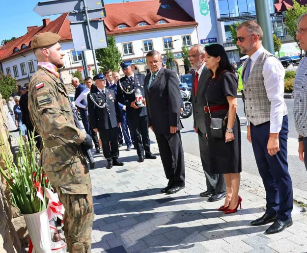 Kwiaty i znicze przed wyjątkową tablicą (ZDJĘCIA) - zdjęcie główne