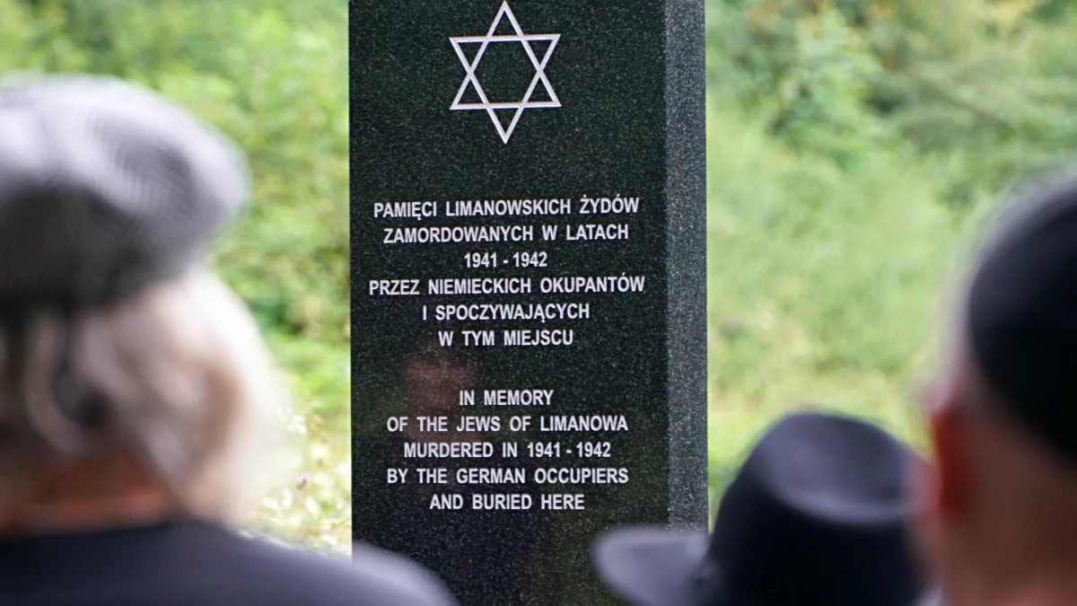 Spoczęli na leśnej polanie. Ofiary zbrodni po 84 latach doczekały się pomnika (ZDJĘCIA, WIDEO)