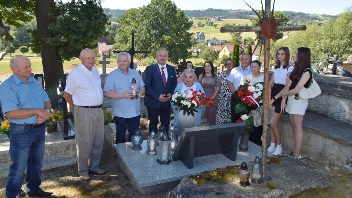 Grób porucznika Jana Wróbla w Męcinie