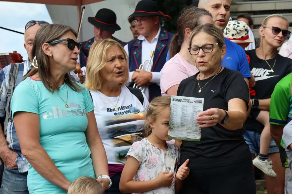 Wspólna wędrówka i spotkanie turystów na Miejskiej Górze - zdjęcie 7