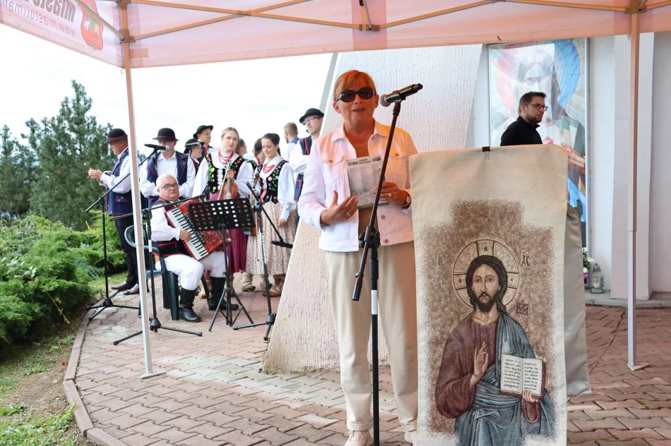 Wspólna wędrówka i spotkanie turystów na Miejskiej Górze - zdjęcie 12