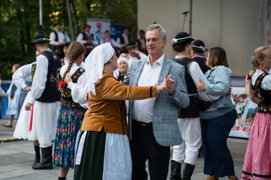 Gospodynie przedstawiły śpiew, obrzędy i lokalne smaki (ZDJĘCIA) - zdjęcie 14