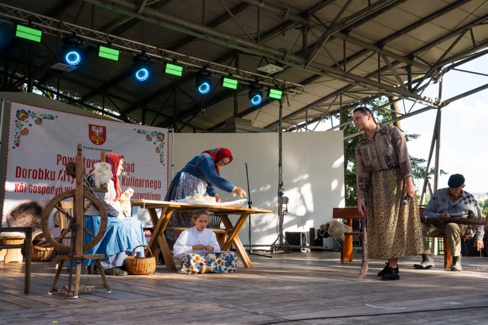 Gospodynie przedstawiły śpiew, obrzędy i lokalne smaki (ZDJĘCIA) - zdjęcie 15