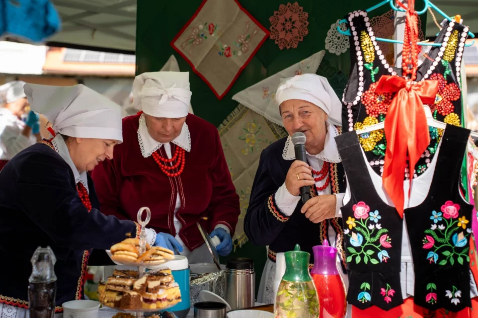 Gospodynie przedstawiły śpiew, obrzędy i lokalne smaki (ZDJĘCIA) - zdjęcie 38