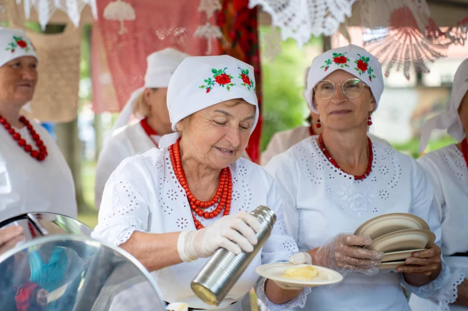 Gospodynie przedstawiły śpiew, obrzędy i lokalne smaki (ZDJĘCIA) - zdjęcie 51