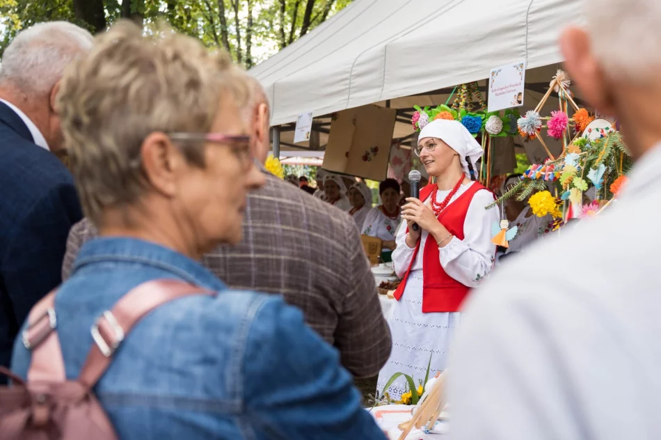 Gospodynie przedstawiły śpiew, obrzędy i lokalne smaki (ZDJĘCIA) - zdjęcie 55