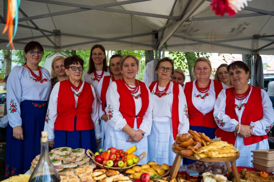 Gospodynie przedstawiły śpiew, obrzędy i lokalne smaki (ZDJĘCIA) - zdjęcie 94