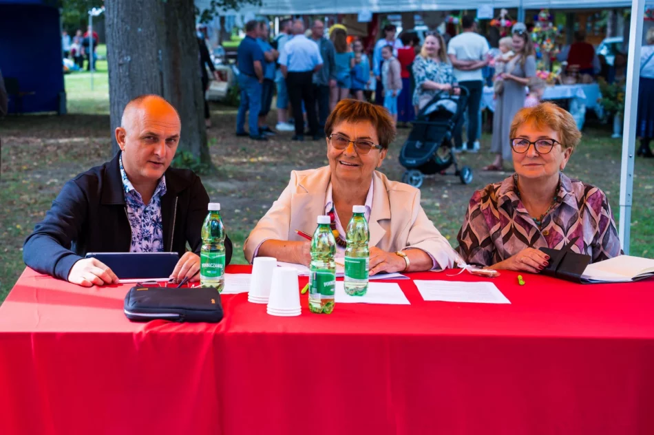 Gospodynie przedstawiły śpiew, obrzędy i lokalne smaki (ZDJĘCIA) - zdjęcie 101