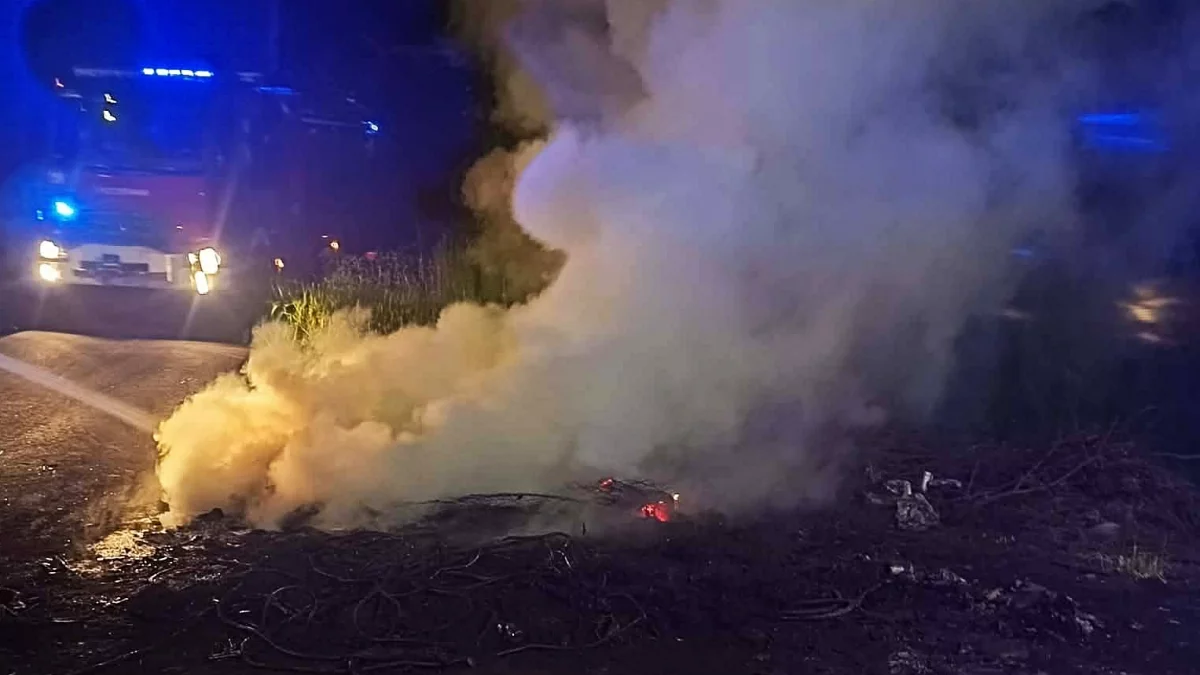 Wóz strażacki Państwowej Straży Pożarnej z Limanowej podczas nocnej akcji gaśniczej w Koszarach