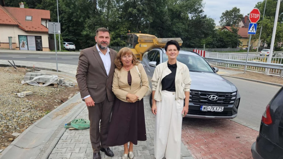 Maciej Ostrowski, Jolanta Juszkiewicz i Urszula Nowogórska na skrzyżowaniu Piłsudskiego i Paderewskiego w Limanowej