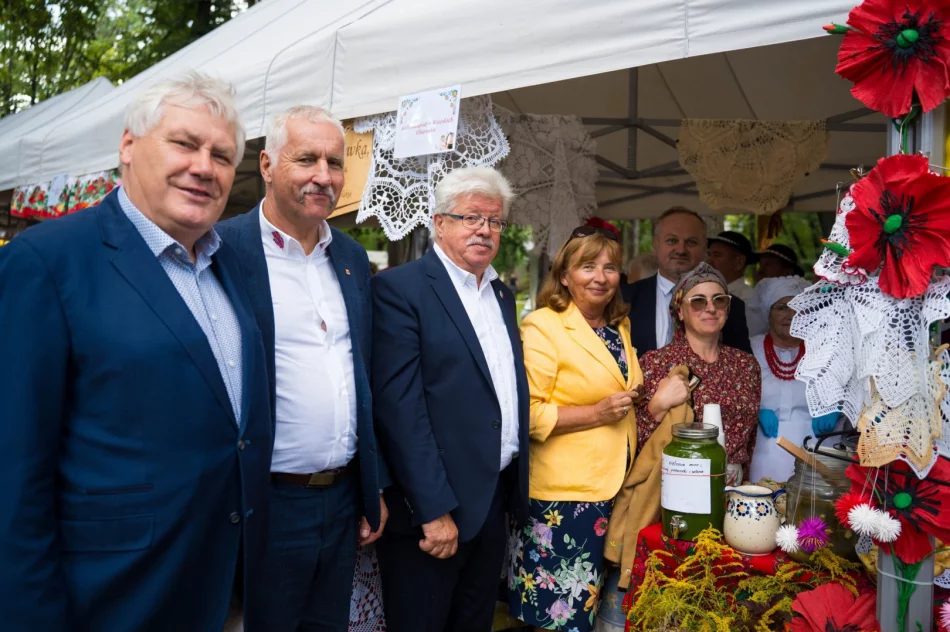 Smak, folklor i tradycja po raz 25. – w Parku Miejskim odbył się jubileuszowy Przegląd Kół Gospodyń Wiejskich - zdjęcie 16