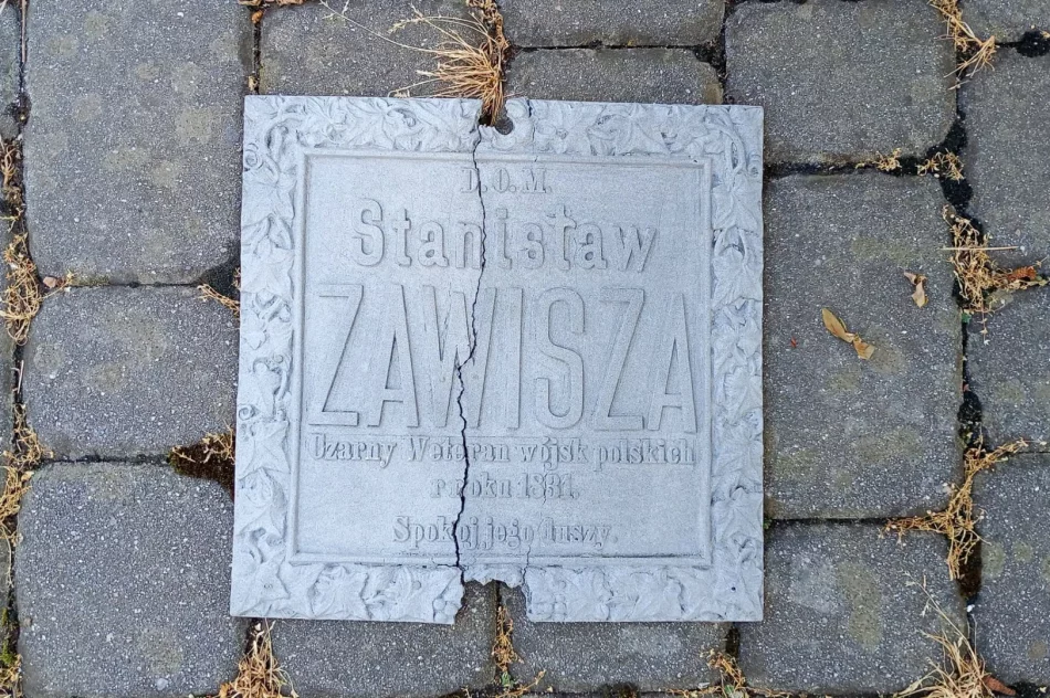  Trwają prace konserwatorskie przy zabytkowym nagrobku Stanisława Zawiszy „Czarnego” w Łososinie Górnej - zdjęcie 3