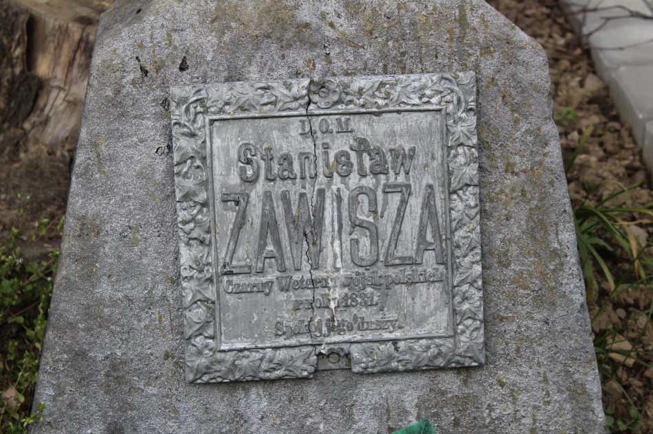  Trwają prace konserwatorskie przy zabytkowym nagrobku Stanisława Zawiszy „Czarnego” w Łososinie Górnej - zdjęcie 9