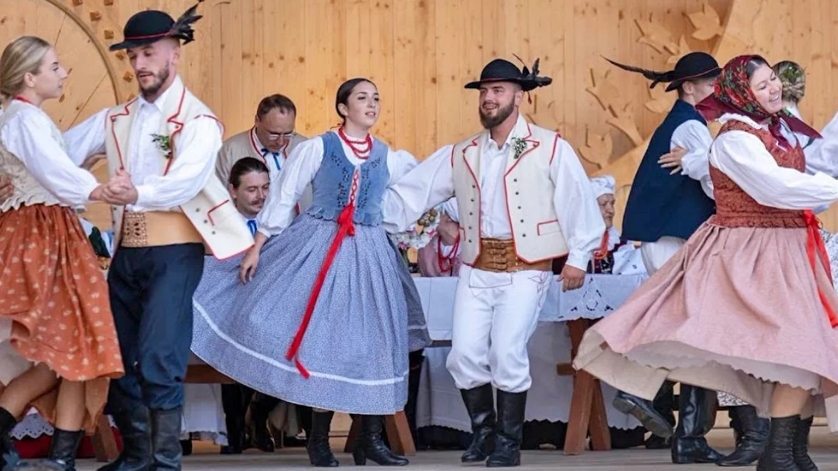 Zespół Regionalny Starowiejski HYR ze Starej Wsi podczas występów na Międzynarodowym Festiwalu Folkloru Ziem Górskich
