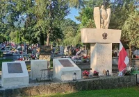 Zabezpieczają pomnik na cmentarzu  - zdjęcie główne