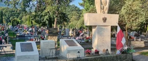 Zabezpieczają pomnik na cmentarzu - zdjęcie główne