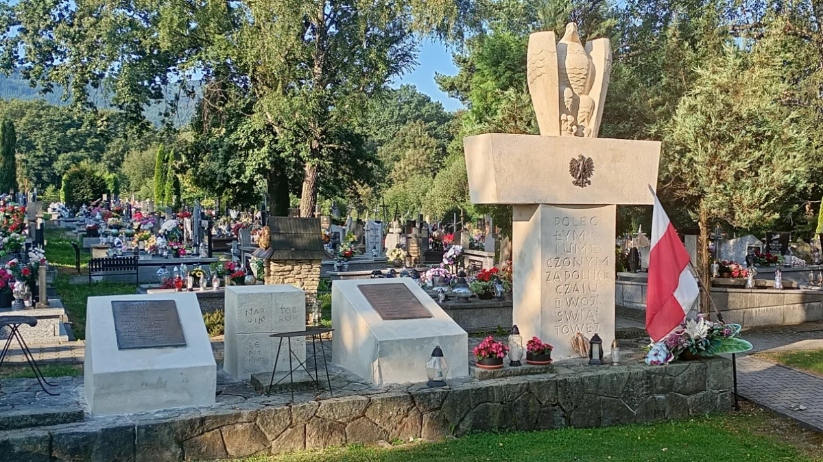 Pomnik Poległym i Umęczonym za Polskę w czasie II wojny światowej na cmentarzu w Tymbarku