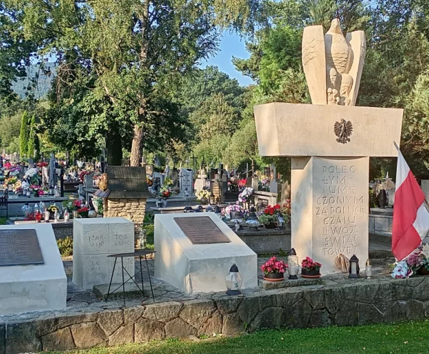 Zabezpieczają pomnik na cmentarzu - zdjęcie główne
