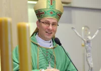 Prymas: system, w którym uczeń może nie uczestniczyć w lekcjach religii lub etyki, jest demoralizujący - zdjęcie główne