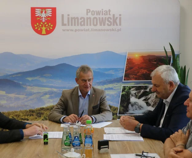 Chodniki i przejścia przy drodze powiatowej - zdjęcie główne